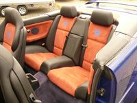 BMW 3er E36 Cabrio Innenausstattung in Echtleder schwarz und Alcantara Terrakotta neu angefertigt und montiert. Logo auf Kundenwunsch in die Rückenlehnen eingestickt.