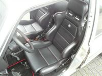 VW Jetta. Zwei König Sportsitze und Rückbank in Kunstleder schwarz mit roten Nähten neu bezogen.