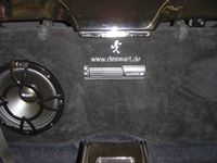 Becker 6fach CD-Wechsler hinter der Mitteltunnel Abdeckung und 30er MB Quart Subwoofer hinter dem Beifahrersitz montiert