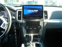 Alpine Halo9 INE-F904D Navigation, audison Musikanlage und Türdämmung in eine Grand Cherokee.