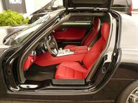 Von der Seite: Mercedes SLS komplette Innenausstattung in rotem Leder neu angefertigt und montiert