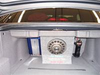Musik- und Multimedia Anlage im 5er BMW E39 montiert. Aliante Subwoofer in einem MDF mit Plexiglas Gehäuse vor den Skysack montiert.