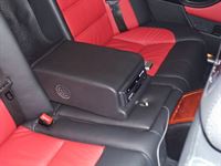 Musik- und Multimedia Anlage im 5er BMW E39 montiert. Alpine single DVD-Player in die Originalen BMW Armlehne eingearbeitet. Playstation in den Rücksitz eingelassen.