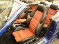 BMW 3er E36 Cabrio Innenausstattung in Echtleder schwarz und Alcantara Terrakotta neu angefertigt und montiert. Logo auf Kundenwunsch in die Rückenlehnen eingestickt.