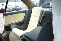 BMW 850i Innenausstattung in Leder Schwarz/Beige neu angefertigt und montiert. Türverkleidungs Innenteile vorne und Seiten Innenteile hinten in Leder Beige neu bezogen.