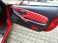 Corvette Innenausstattung in Leder rot/schwarz neu angefertigt und montiert. Mittelkonsole in rotem Leder bezogen. Komplette Teppichgarnitur in rotem Velours neu angefertigt und montiert.