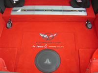 Corvette Innenausstattung in Leder rot/schwarz neu angefertigt und montiert. Mittelkonsole in rotem Leder bezogen. Komplette Teppichgarnitur in rotem Velours neu angefertigt und montiert.