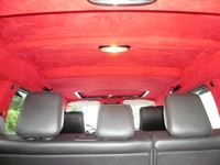 Himmel, A-, B- und C-Säulen vom Dodge Nitro in Alcantara rot neu bezogen.