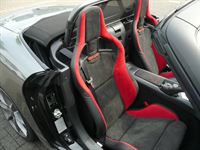 124 Abarth, Recaro Sportster CS in Leder/ALcantara neu bezogen, Türverkleidungen, Teile vom Armaturenbrett, Schaltsack & Handbremssach in Alcantara mit roten Nähten bezogen.