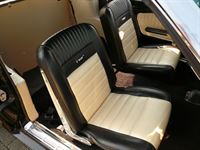 Ford Mustang Inneneausstattung in Kunstleder schwarz/beige neu angefertigt und montiert.