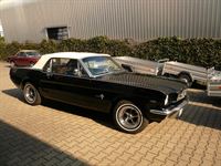 Ford Mustang Inneneausstattung in Kunstleder schwarz/beige neu angefertigt und montiert.