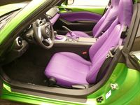 Mazda MX5 Cabrio Innenausstattung in Leder Lamborghini Lila mit grünen Nähten neu angefertigt und montiert.