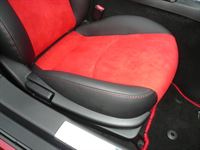 Mazda MX5 Cabrio, beide Vordersitz in Leder schwarz und Alcatara rot neu bezogen.