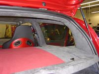 Renault Clio Sport V6, komplette Innenausstattung in Alcantara rot/anthrazit neu angefertigt und montiert. Himmel in Alcantara neu bezogen.