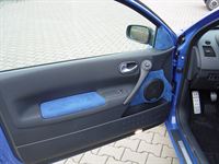 Renault Megane Sport F1, Innenausstattung in Leder Schwarz / Alcantara blau neu angefertigt und montiert. Himmel; Türverkeidungen, Seitenteile hinten und Hutablage in blauem Alcantara neu bezogen, Logo eingestickt.