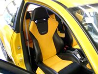 Renault Megane Sport F1, Innenausstattung in Leder Schwarz / Alcantara gelb neu angefertigt und montiert. Himmel und Hutablage in gelben Alcantara neu bezogen, Logo eingestickt.