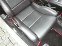 VW Jetta. Zwei König Sportsitze und Rückbank in Kunstleder schwarz mit roten Nähten neu bezogen.