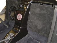 Becker 6fach CD-Wechsler hinter der Mitteltunnel Abdeckung und 30er MB Quart Subwoofer hinter dem Beifahrersitz montiert