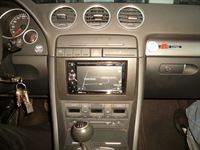 Clarion NX505E Navigation, Jehnert 3-Wege Doorboards und Audio System Verstärker im Audi A4 Cabrio montiert.