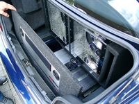 Musikanlage mit Kofferraumausbau im 3er BMW montiert.