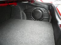 Hertz & Audio System Musikanlage inkl. Kofferraum Bodenplatte und Original Subwoofer durch Audio System R8 Subwoofer ersetzt.&#xA;