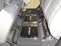Musik-und Multimediaanlage im Hummer H2 montiert. Zwei Hifonics Verstärker und die PlayStation2 unter dem Rücksitz montiert.