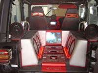 Bull Audio Multimedia- & Musikanlage mit GFK Ausbau, Beleuchtung, Nebelmaschiene in einem Jeep Wrangler ShowCar montiert. Komplette Innenausstattung in Kunstleder Alcantara neu bezogen.