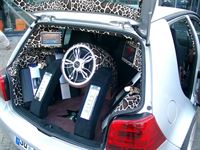 Musik und Multimedia Anlage im VW Golf 4 montiert. Die komplette Innenausstattung in Alcantara neu angefertit und montiert.