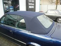 BMW 3er Typ E30 , Verdeckbezug Sonnenland Stoff blau geliefert und montiert.