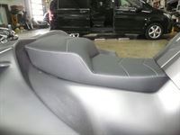 Boss Hoss Aventador Trike. Polsterung für Sitzbank angefertigt und angepasst. Sitzbezug aus Leder neu angefertigt und montiert. Laderaum in schwarzem Teppich bezogen.