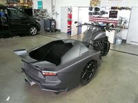 Boss Hoss Aventador Trike. Polsterung für Sitzbank angefertigt und angepasst. Sitzbezug aus Leder neu angefertigt und montiert. Laderaum in schwarzem Teppich bezogen.