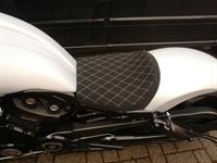 V-ROD Sitzbank Polsterung angefertigt und angepasst. Sitzbezug in Alcantara schwarz mit weißen Nähten angefertigt und montiert.