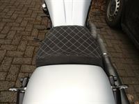 V-ROD Sitzbank Polsterung angefertigt und angepasst. Sitzbezug in Alcantara schwarz mit weißen Nähten angefertigt und montiert.