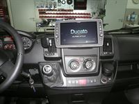 Alpine X903D-DU2 9-Zoll-Navigationssystem mit schwenkbaren Bildschirm für Fiat Ducato III, Citroën Jumper II und Peugeot Boxer II mit TomTom Karten und Apple CarPlay / Android und Rückfahrkamera nachgerüstet.