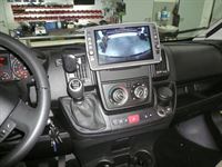 Alpine X903D-DU2 9-Zoll-Navigationssystem mit schwenkbaren Bildschirm für Fiat Ducato III, Citroën Jumper II und Peugeot Boxer II mit TomTom Karten und Apple CarPlay / Android und Rückfahrkamera nachgerüstet.
