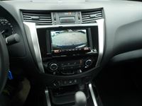 Alpine INE-W720D Doppel-DIN-Navigation mit Rückfahrkamera in einem neuen Nissan Navara (Neufahrzeug) nachgerüstet.
